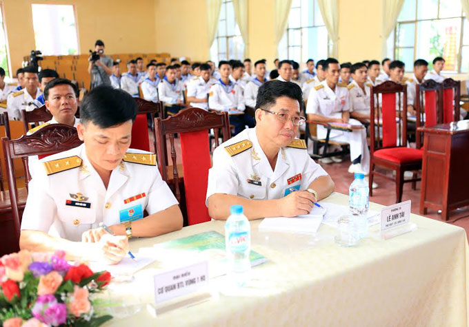 Phó chủ nhiệm chính trị Bộ tư lệnh vùng I Hải quân, thượng tá Lê Anh Tài (phải)