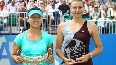 Li Na hạ gục Maria Sharapova (phải) ở Birmingham để vô địch Aegon Classic 2010