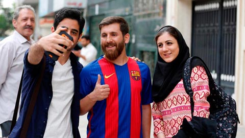 Reza Parastesh bị cảnh sát hỏi thăm khi mang danh Messi để kiếm tiền