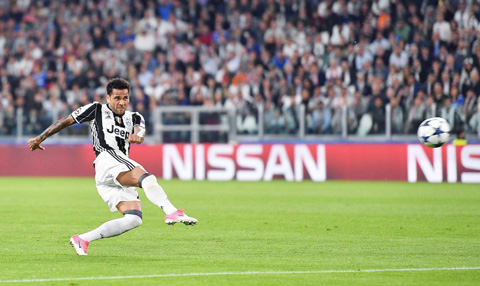 Alves đặt dấu ấn đậm nét trong chiến thắng của Juventus trước Monaco