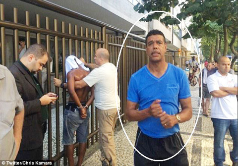 Chris Kamara góp tay bắt cướp ở Rio bên lề World Cup 2014