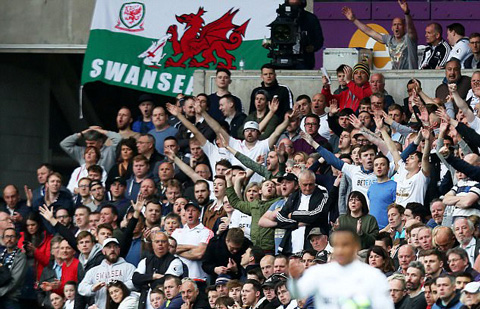 Các cầu thủ Swansea góp tiền để mua 3.000 vé cho các CĐV