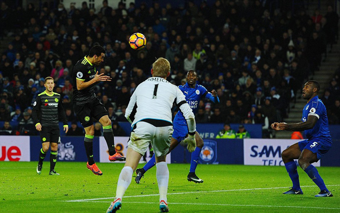 Sau khi thua Tottenham, Chelsea lấy lại tinh thần bằng chiến thắng 3-0 ngay trên sân nhà đương kim vô địch Leicester