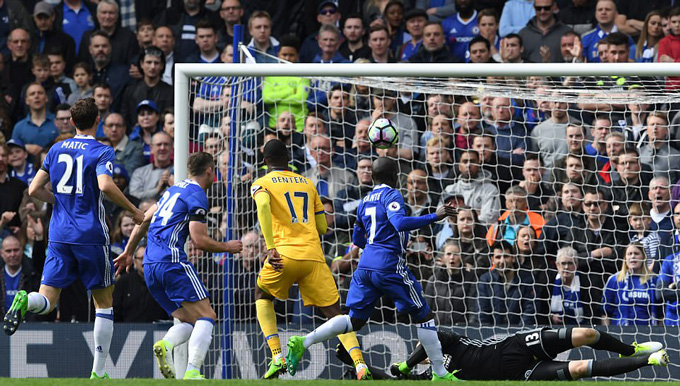 Chelsea đang băng băng tiến về phía trước bỗng bất ngờ bị Crystal Palace hạ gục ngay trên sân Stamford Bridge