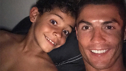 Thế giới sao 12/5: Cha con Ronaldo cởi trần tự sướng