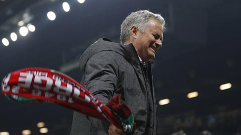 Jose Mourinho, “Sư tử già” run rẩy