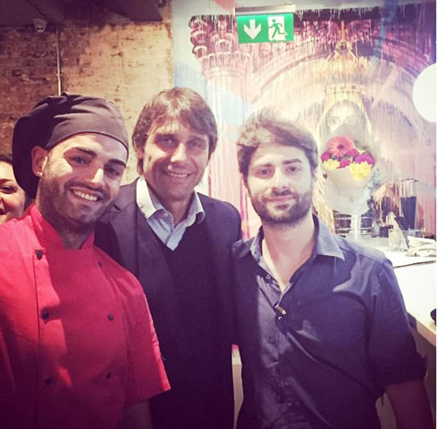 Conte (giữa) với đầu bếp của nhà hàng Santa Maria ở Fulham