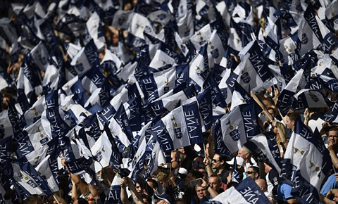 Hàng vạn lá cờ đã được CĐV Tottenham chuẩn bị để có tăng thêm sự hoành tráng cho trận đấu cuối
