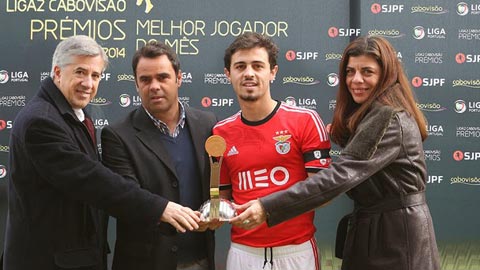 Silva (giữa) khi còn khoác áo Benfica