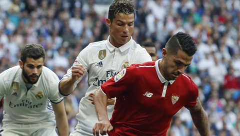 Tát đối thủ, Ronaldo vẫn thoát án treo giò