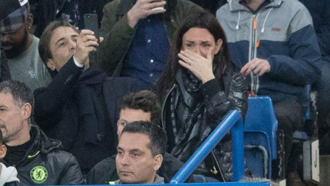 Vợ HLV Conte khóc nức nở trên khán đài sân Stamford Bridge
