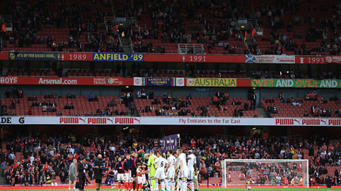 Sân Emirates vắng người khi trận đấu bắt đầu