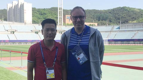 PV báo bóng đá và ông Paul -  Trưởng tiểu ban kỹ thuật U20 World Cup