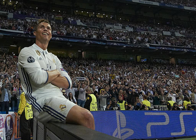 Ronaldo ăn mừng bàn thắng khi ghi bàn vào lưới Atletico