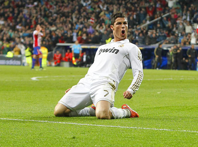 Ronaldo ăn mừng bàn thắng vào lưới Barca ở trận El Clasico