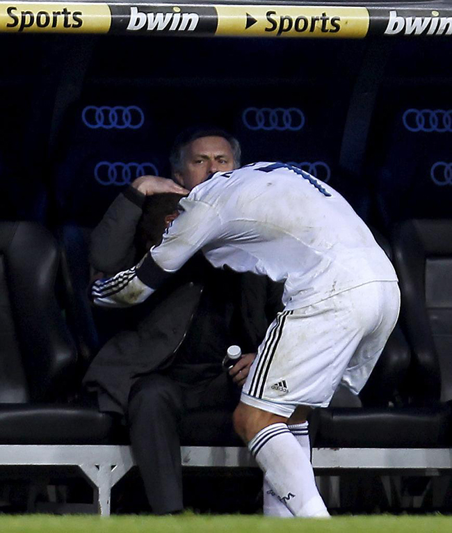 Ronaldo lao về phía HLV Jose Mourinho để ăn mừng bàn thắng cùng ông thầy đồng hương