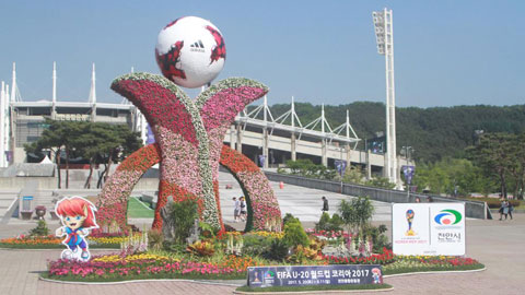 Sân Cheonan gấp rút hoàn tất khâu chuẩn bị cho trận đấu của U20 Việt Nam