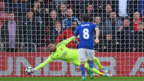 Romero cản phá quả penalty trong trận đấu gặp Southampton