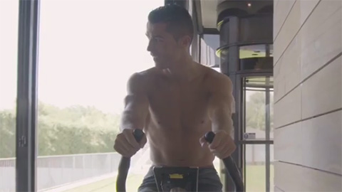 Thế giới sao 19/5: Ronaldo khoe cơ bắp trong phòng gym