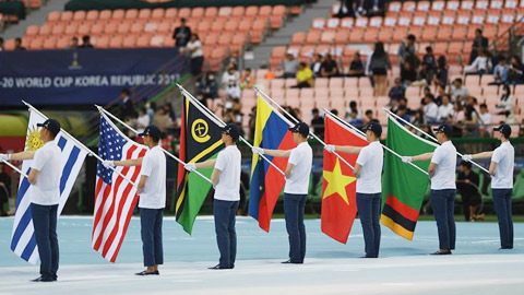 Quốc kỳ Việt Nam tung bay ở đấu trường World Cup