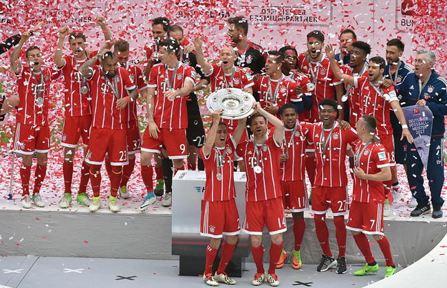 Các cầu thủ Bayern nâng cao Đĩa bạc vô địch Bundesliga mùa giải 2016/17