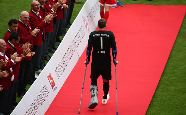 Thủ thành Manuel Neuer đang dưỡng thương cũng có mặt trong ngày đăng quang