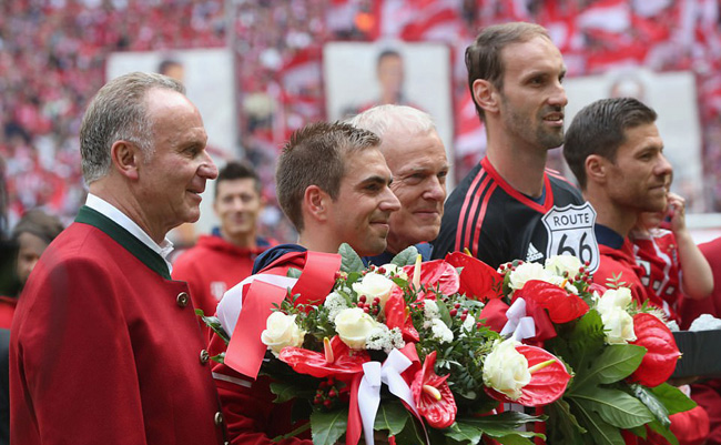 Lahm và Alonso nhận hoa và kỷ niệm chương từ những người đứng đầu đội bóng