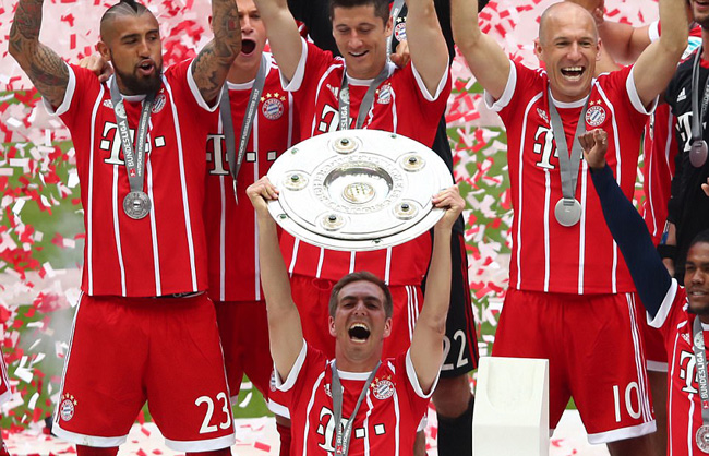 Đội trưởng Philipp Lahm nâng cao chức vô địch cuối cùng trong sự nghiệp