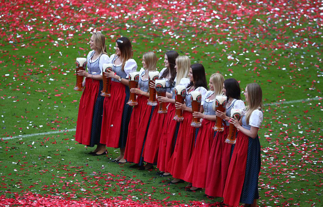Không khí lễ hội được chuẩn bị sẵn sàng với những vại bia đậm chất Bavaria