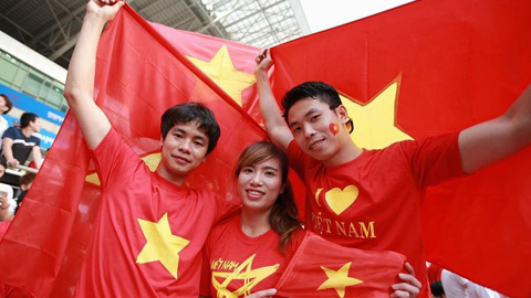 CĐV Việt Nam mang đại kỳ đến sân Cheonan