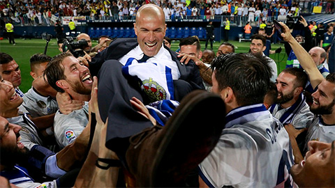 Real ăn mừng điên dại sau chức vô địch La Liga 2016/17