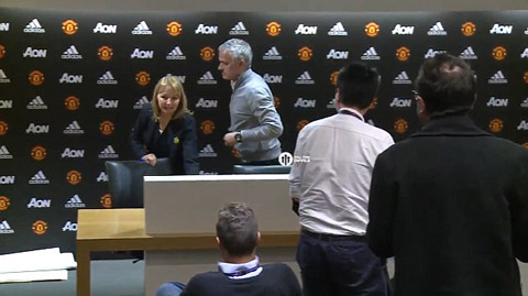 Toàn bộ quá trình họp báo của Mourinho chỉ trong 3 bức ảnh
