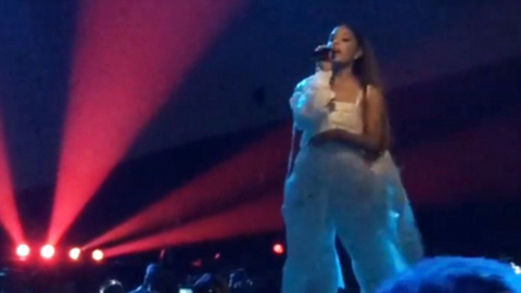 Ca sĩ người Mỹ Ariana Grande biểu diễn