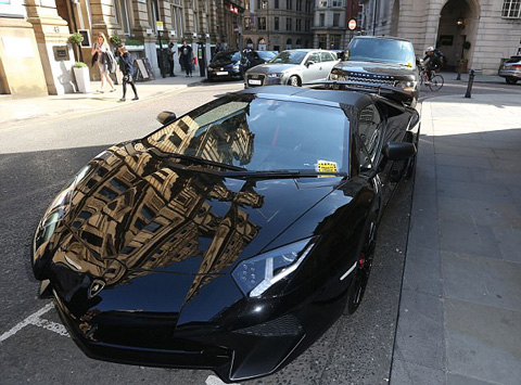 Chiếc Lamborghini bị đính vé phạt