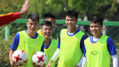 HLV Hoàng Anh Tuấn bỏ cấm túc điện thoại với U20 Việt Nam