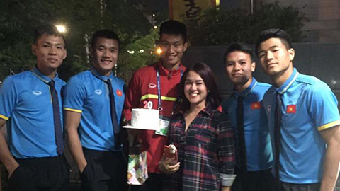 Thủ môn của U20 Việt Nam nhận quà chưa từng có trong lịch sử