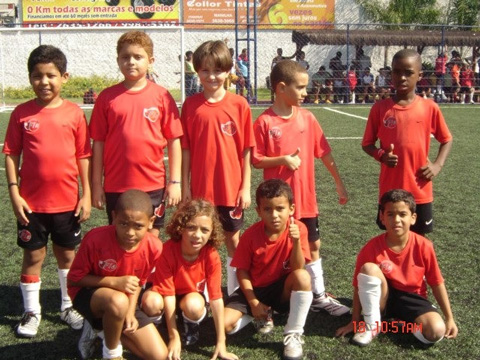 Vinicius (hàng trên ngoài cùng bên phải) là một cầu thủ xuất chúng từ bé