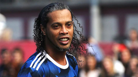 Ronaldinho lộ vẻ già nua dù mới 37 tuổi