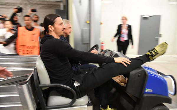 AFP dẫn bức ảnh của Ibrahimovic khi tới sân bay ở Stochkholm bằng dòng tittle: 