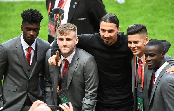 Ibrahimovic từ chối mặc đồng phục vest của đội bóng chụp ảnh trước trận đấu 