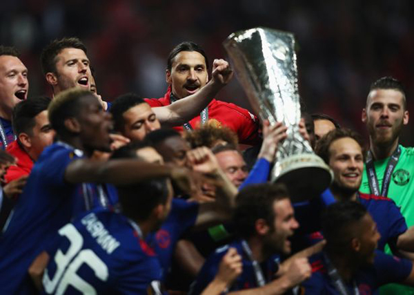 Ibrahimovic phấn khích với chiếc cúp châu Âu đầu tiên