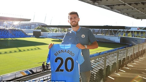Man City ký hợp đồng 5 năm với Bernardo Silva