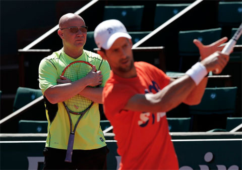 Djokovic và Agassi trên tập ở Roland Garros