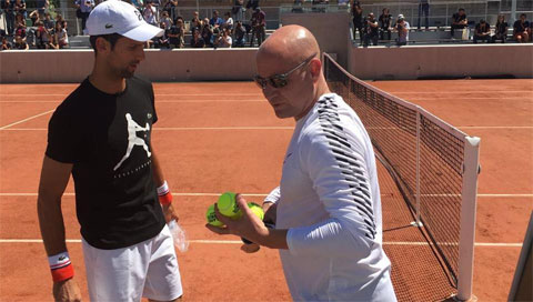 Djokovc và Andre Agassi trên sân tập ở Roland Garros