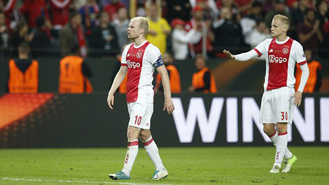 CĐV Ajax ném ghế vào cầu thủ nhà sau thất bại ở chung kết Europa League