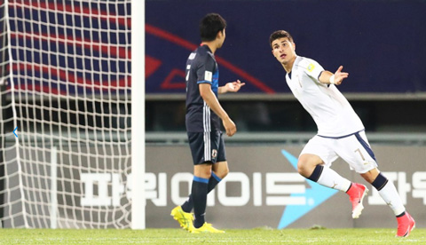Orsolini ăn mừng bàn thắng vào lưới Nhật Bản