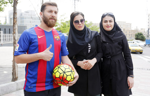 Reza Parastesh đang kiếm bộn nhờ ngoại hình khá giống Messi