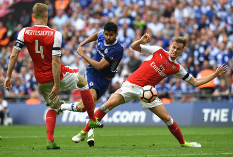 Thi đấu thiếu người nhưng Chelsea bất ngờ có bàn gỡ do công của Costa