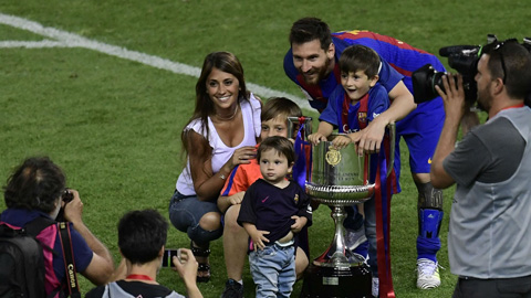 Cả gia đình Messi xuống sân ăn mừng chức vô địch Cúp Nhà vua
