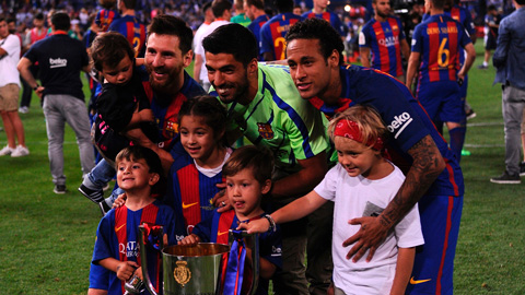 Các con của Messi, Suarez và Neymar chụp ảnh cùng nhau